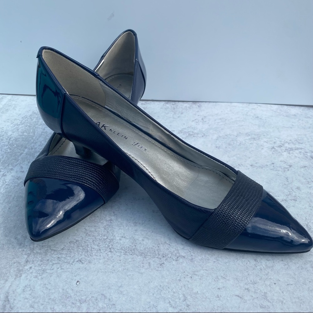 Kitten heel, pointed toe patent leather navy pumps